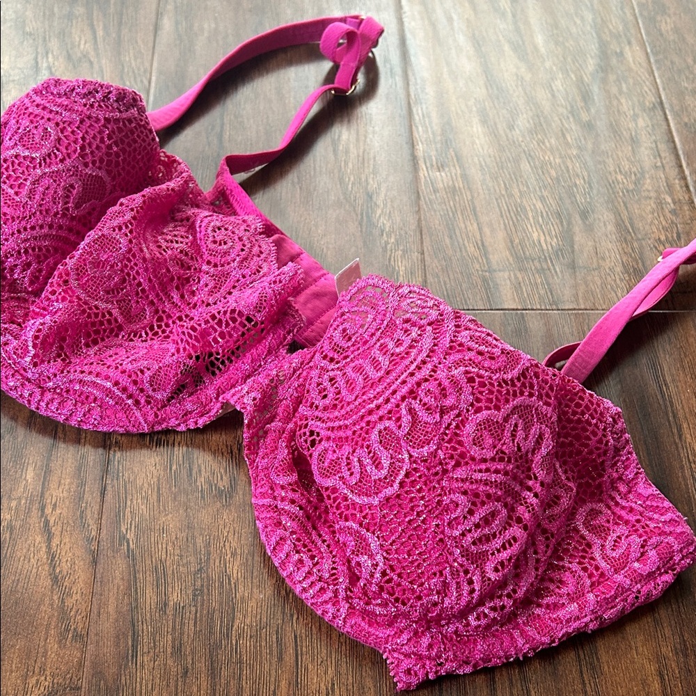 EUC Very Sexy Victorias Secret Pink Lace Bra, 34D, shimmer!! 🩷🩷🩷